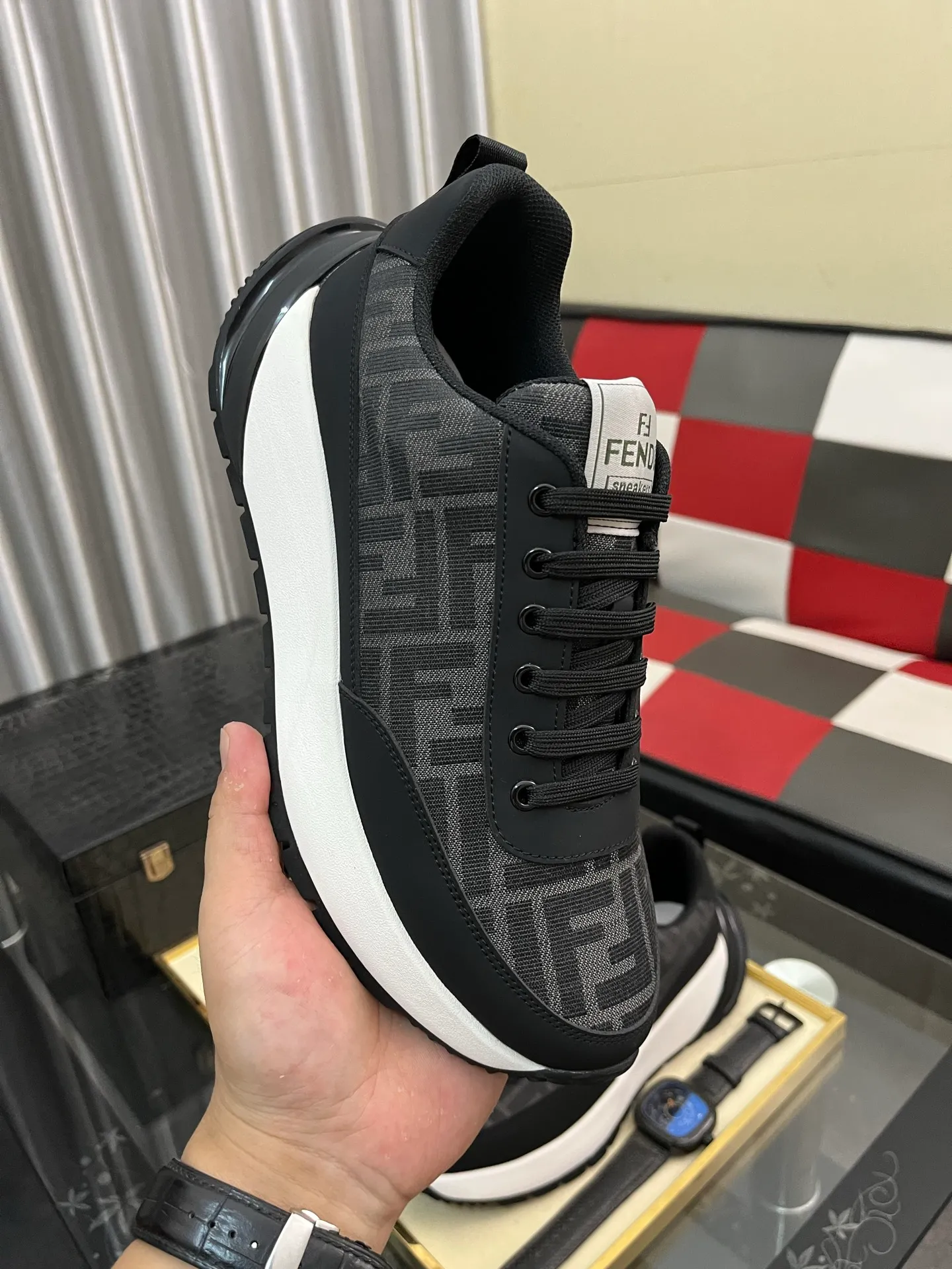 Men's shoes 💰438⌚️⌚️【FENDI】Original quality.~ Unique modern style sneakers. 🏃A must-have casual shoe for trendy men😍😍 Original brand imported from Italy, imported original leather, sheep lining (refuses to discolor and grind feet) Sole: Original sole specially provided by the original factory, French lazy style design ⚠️Fit the foot. Original quality code number: 38-442️⃣Colors available